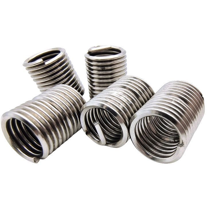 問題四：螺栓擰入（rù）裝好（hǎo）螺套的孔的過程中，螺套隨螺栓（shuān）一起旋轉？